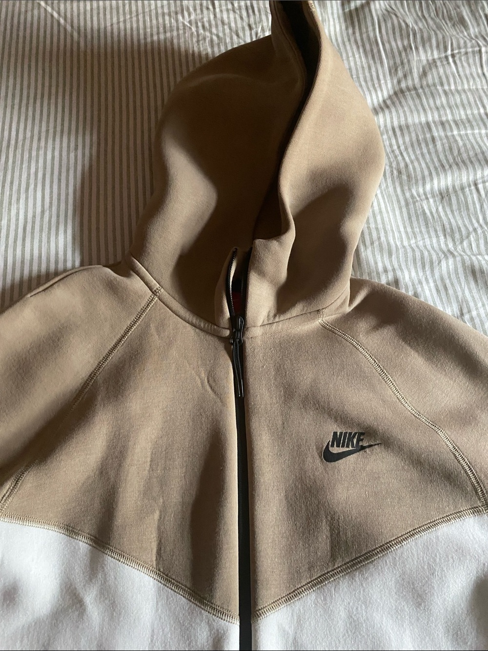 Nike Two-Tone Tan and White Full-Zip Hooded Jacket - Picture 3 of 9